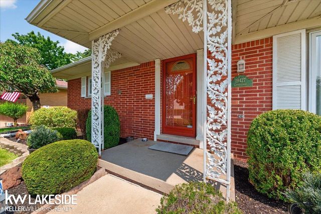 19427 Candlelight Drive, Roseville, MI 48066