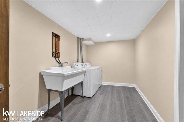 19427 Candlelight Drive, Roseville, MI 48066