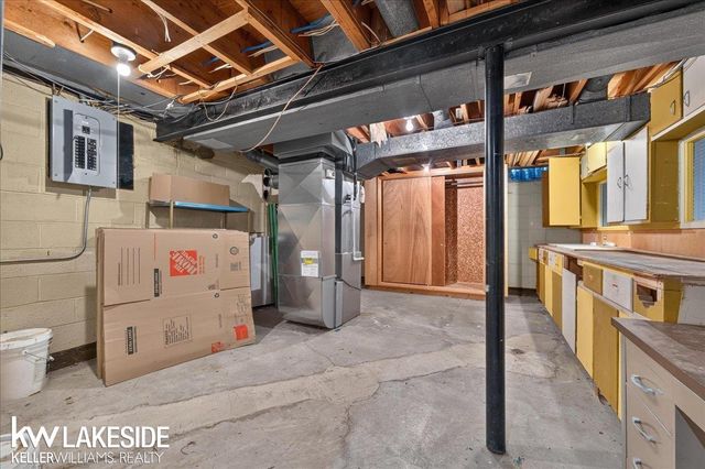 19427 Candlelight Drive, Roseville, MI 48066
