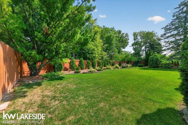 19427 Candlelight Drive, Roseville, MI 48066