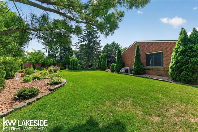 19427 Candlelight Drive, Roseville, MI 48066