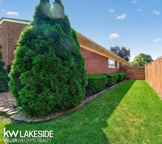 19427 Candlelight Drive, Roseville, MI 48066