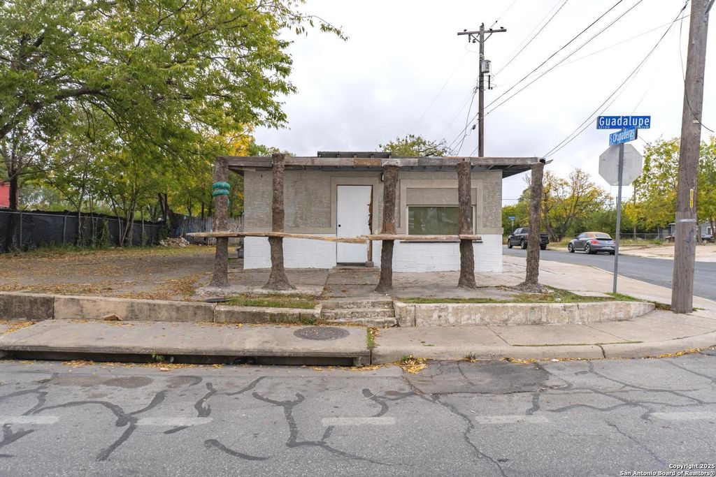 2126 Guadalupe, San Antonio, TX 78207