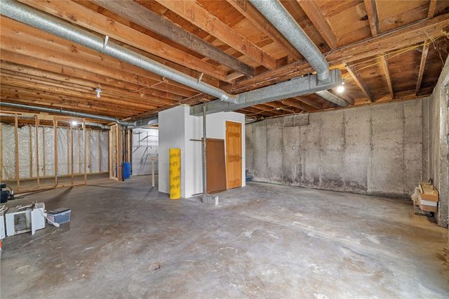 161 Petroleum Ave, Claysville, PA 15323