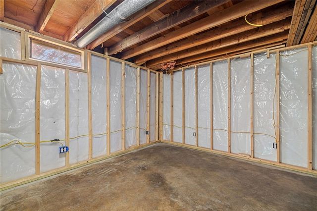 161 Petroleum Ave, Claysville, PA 15323