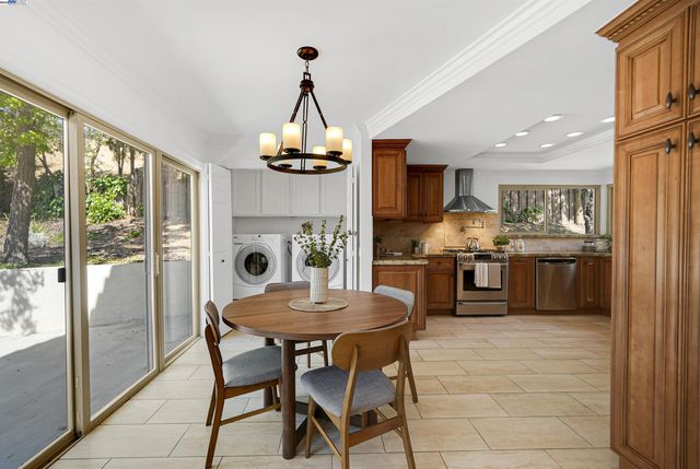 27880 Pebble Ct, Hayward, CA 94542