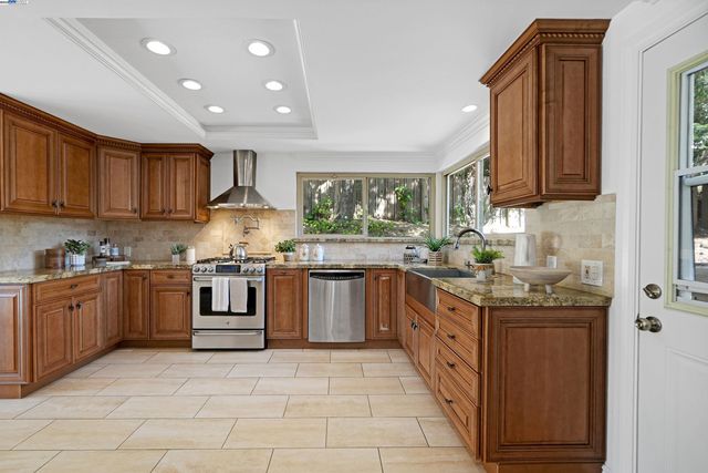 27880 Pebble Ct, Hayward, CA 94542