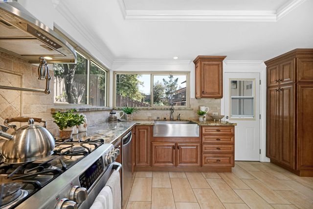 27880 Pebble Ct, Hayward, CA 94542
