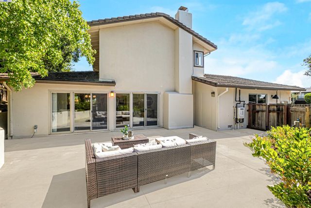 27880 Pebble Ct, Hayward, CA 94542