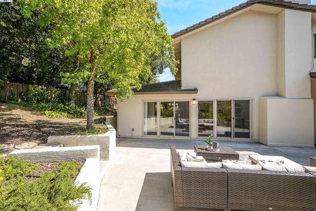 27880 Pebble Ct, Hayward, CA 94542