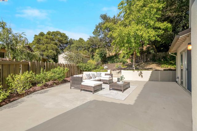 27880 Pebble Ct, Hayward, CA 94542