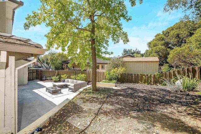 27880 Pebble Ct, Hayward, CA 94542