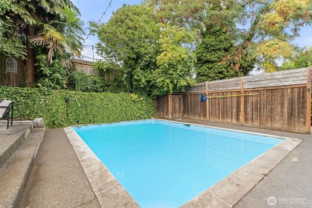 1128 N 77th Street, Seattle, WA 98103