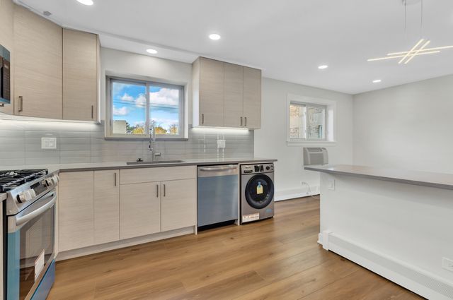 1640 W Sherwin Avenue 3B, Chicago, IL 60626