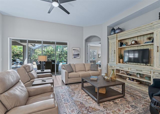 6043 APEX WAY, Lady Lake, FL 32159