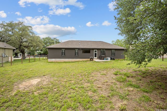 1214 Libold, Devine, TX 78016