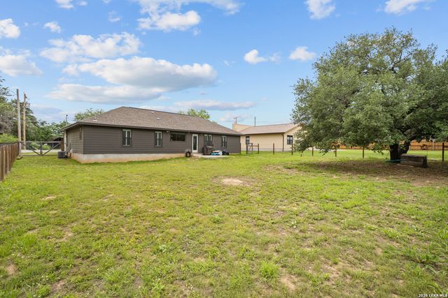 1214 Libold, Devine, TX 78016