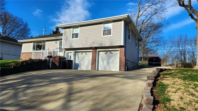 3704 S CLAREMONT Avenue, Independence, MO 64052