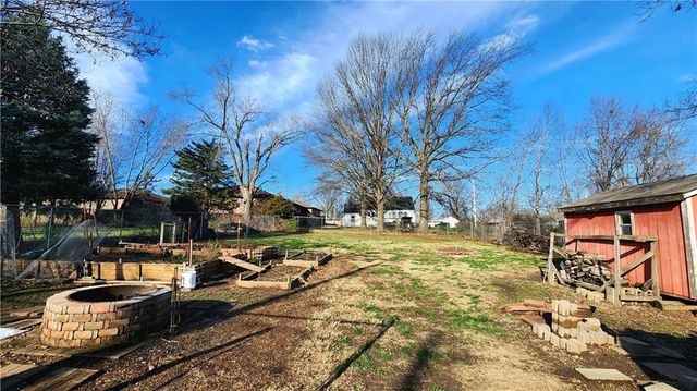 3704 S CLAREMONT Avenue, Independence, MO 64052