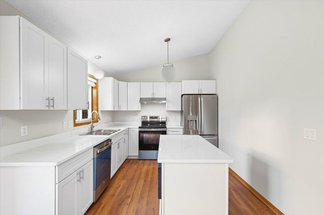 342 Parkview Lane S, Maplewood, MN 55119