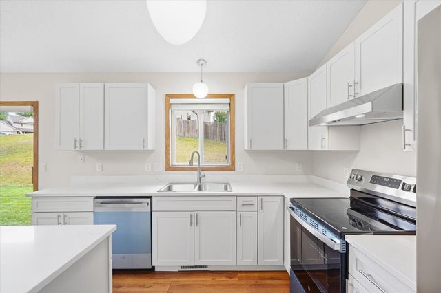 342 Parkview Lane S, Maplewood, MN 55119