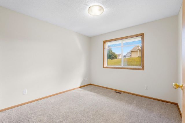 342 Parkview Lane S, Maplewood, MN 55119