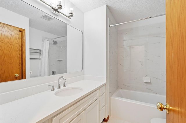 342 Parkview Lane S, Maplewood, MN 55119