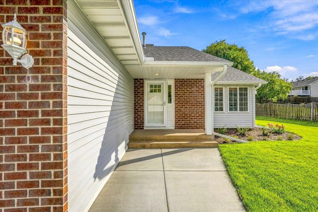 342 Parkview Lane S, Maplewood, MN 55119
