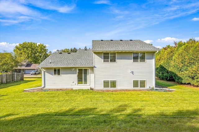 342 Parkview Lane S, Maplewood, MN 55119
