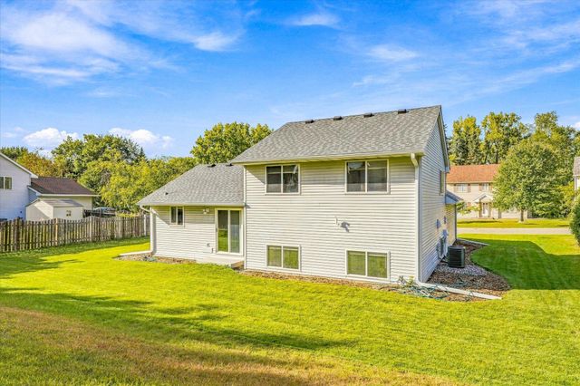 342 Parkview Lane S, Maplewood, MN 55119