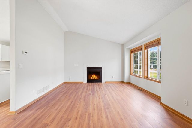 342 Parkview Lane S, Maplewood, MN 55119