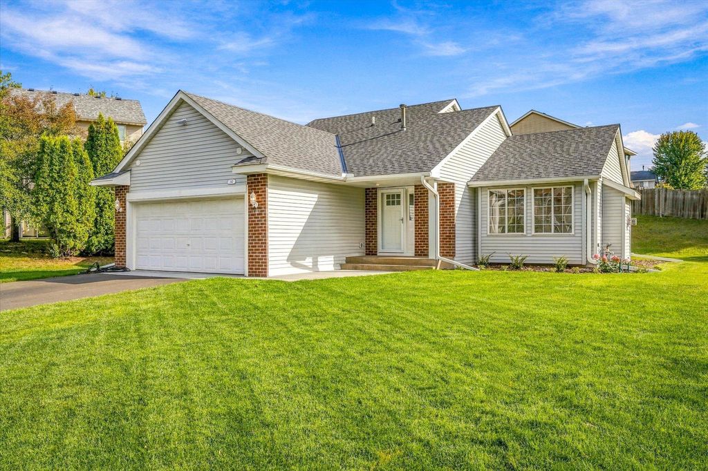 342 Parkview Lane S, Maplewood, MN 55119