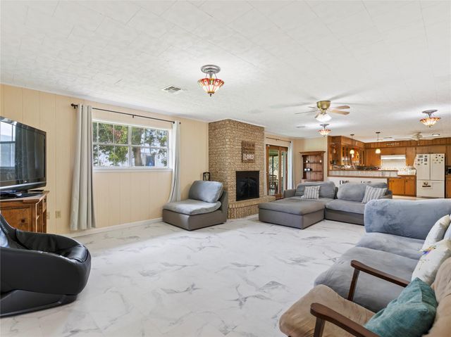 1201 Fm 1862, Blessing, TX 77419