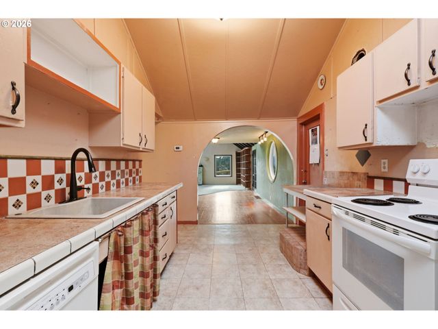 15717 Sw SCHOLLS FERRY Rd, Beaverton, OR 97007