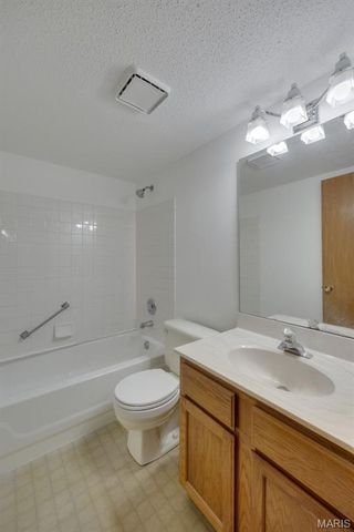 35 Berview Circle E, St Louis, MO 63129