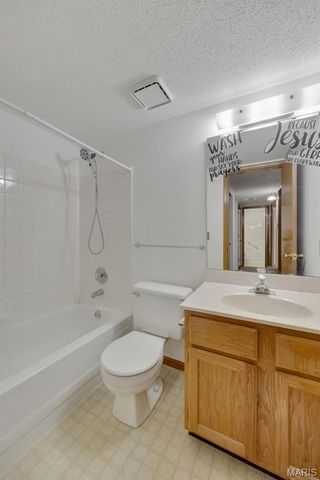 35 Berview Circle E, St Louis, MO 63129