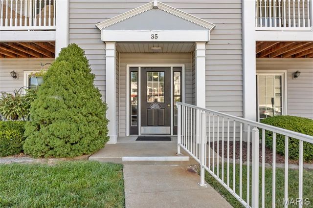 35 Berview Circle E, St Louis, MO 63129