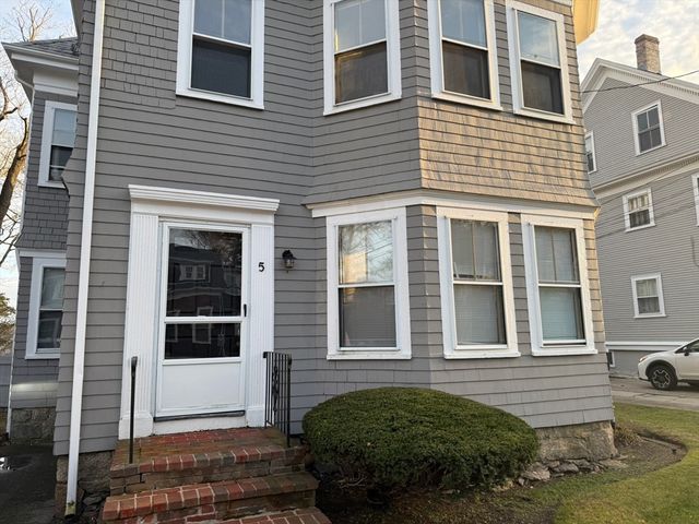 5 Lothrop St, Plymouth, MA 02360