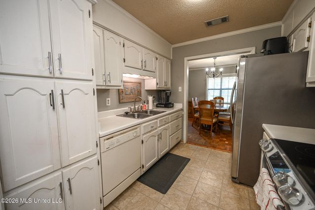 6406 Cherokee Drive, Olive Branch, MS 38654