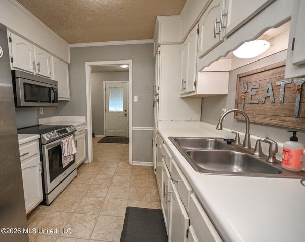 6406 Cherokee Drive, Olive Branch, MS 38654