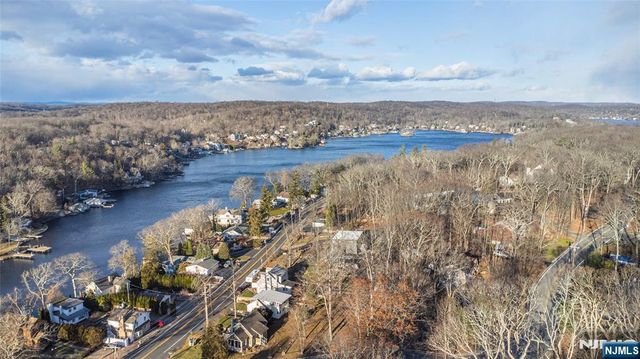 354 Maxim Drive, Hopatcong, NJ 07843