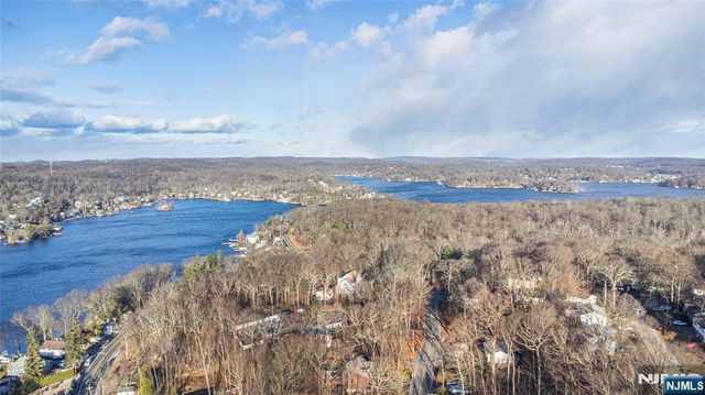 354 Maxim Drive, Hopatcong, NJ 07843