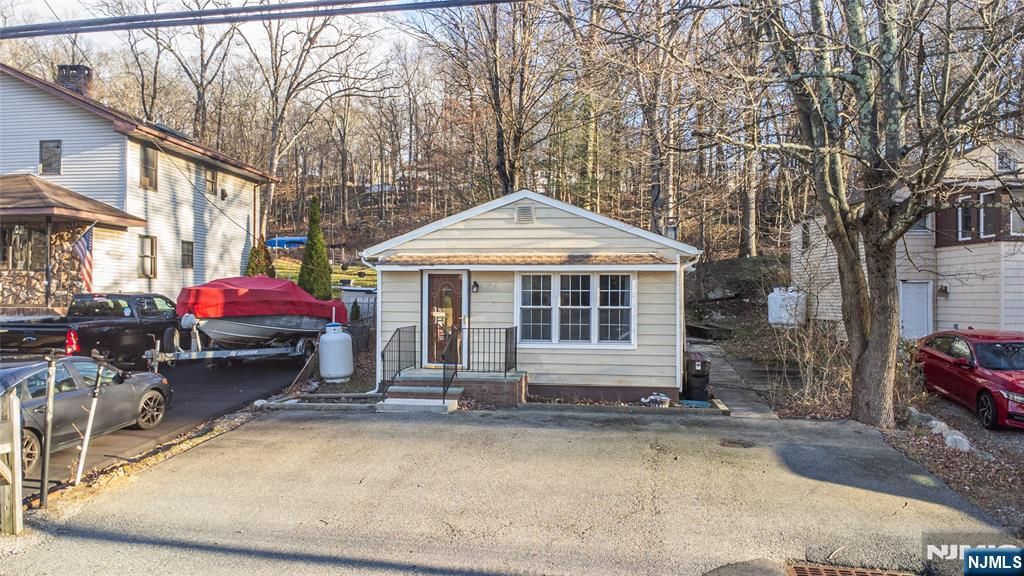 354 Maxim Drive, Hopatcong, NJ 07843