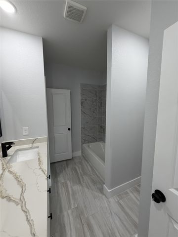 1005 Grandbury Street A, Cleburne, TX 76033
