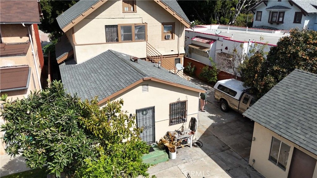 Image 11 of property listing at 2956 W 15th, Los Angeles, CA 90006