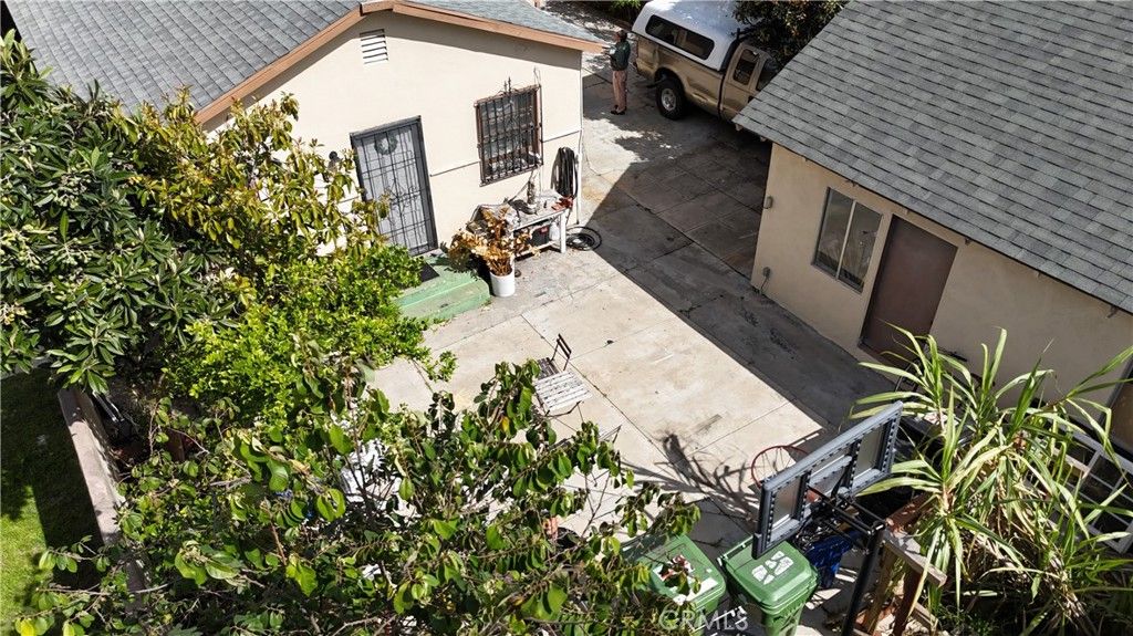 Image 12 of property listing at 2956 W 15th, Los Angeles, CA 90006