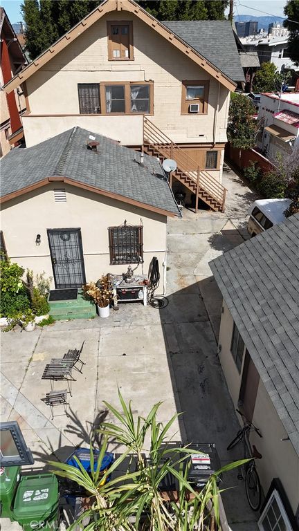Image 13 of property listing at 2956 W 15th, Los Angeles, CA 90006