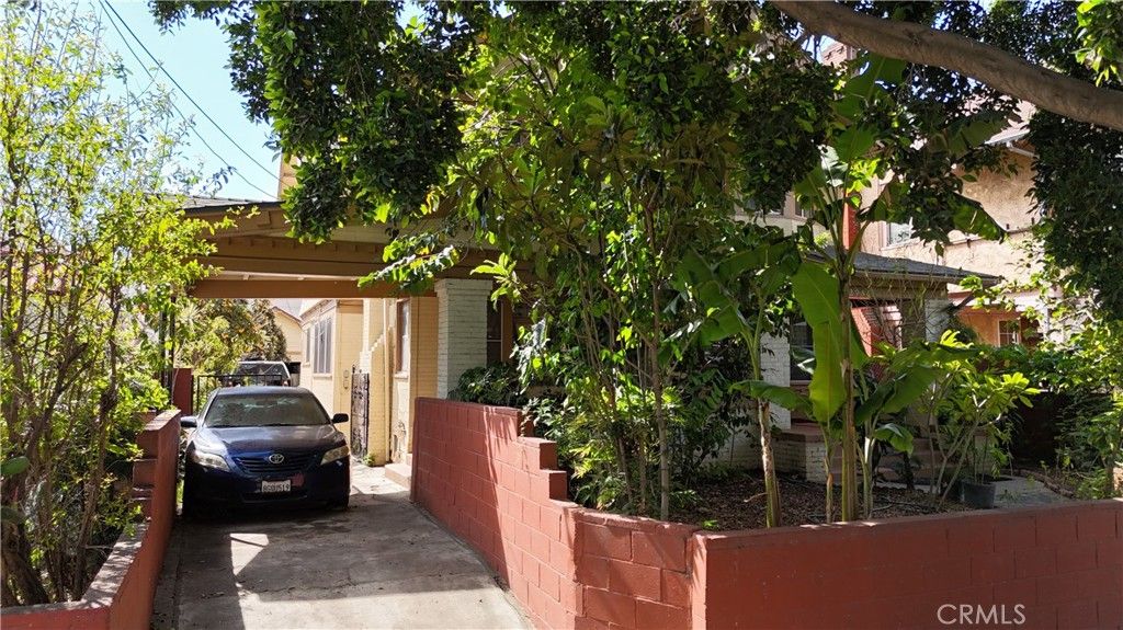 Image 6 of property listing at 2956 W 15th, Los Angeles, CA 90006