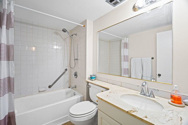 2315 E Olive Street 1G, Arlington Heights, IL 60004