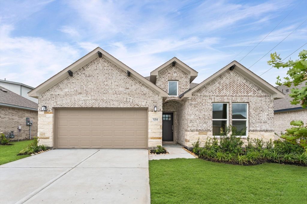 3214 Emerald Hills Dr, Angleton, TX 77516